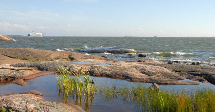 What historic stronghold is often featured in images representing Finland?